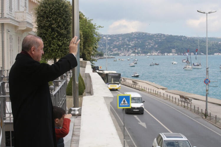 Erdoğan, fetih kutlamaları dolayısıyla Boğaz'dan geçen tekneleri selamladı