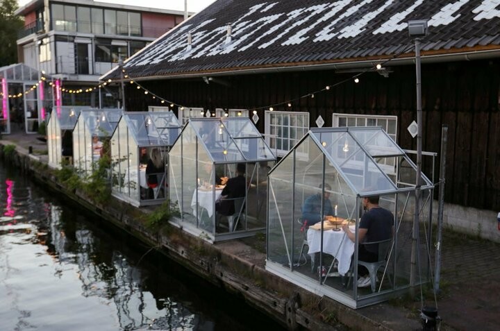 Hollanda restoranlarında korona dönemi: Kabinlerde yemek yiyorlar