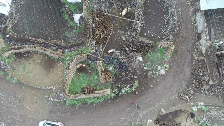Depremin boyutu gün ağarınca ortaya çıktı: Yıkılan evler havadan görüntülendi