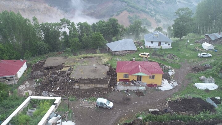 Depremin boyutu gün ağarınca ortaya çıktı: Yıkılan evler havadan görüntülendi