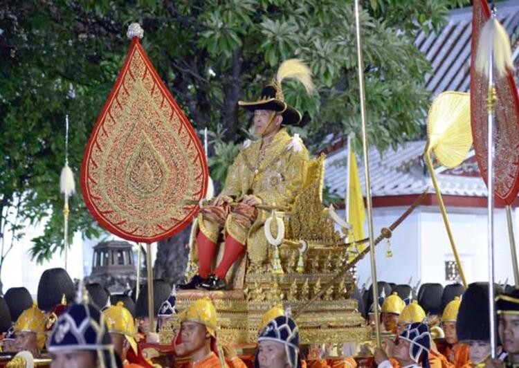 Tayland'da da yaşam biçimiyle şaşkına çeviren Kral Rama X tartışılıyor