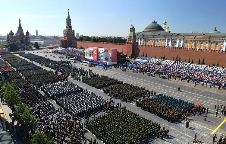 Korona virüs nedneiyle ertelenmişti! Rusya'da Zafer Günü töreni böyle düzenlendi