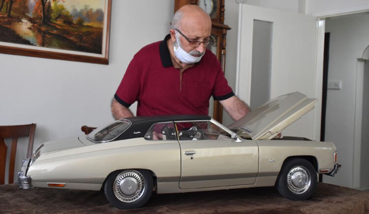 Tutkunu olduğu klasik otomobilin minyatürünü 36 yılda yaptı