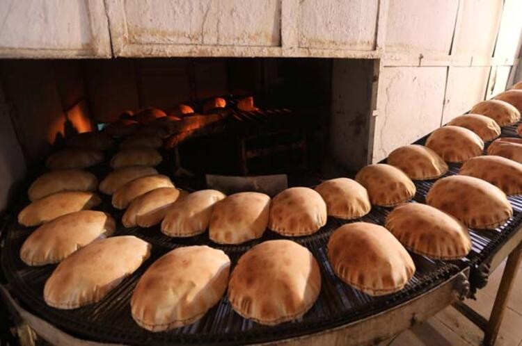  Lübnan'da ekmeğe yüzde 33 zam… Halk yolları trafiğe kapattı!