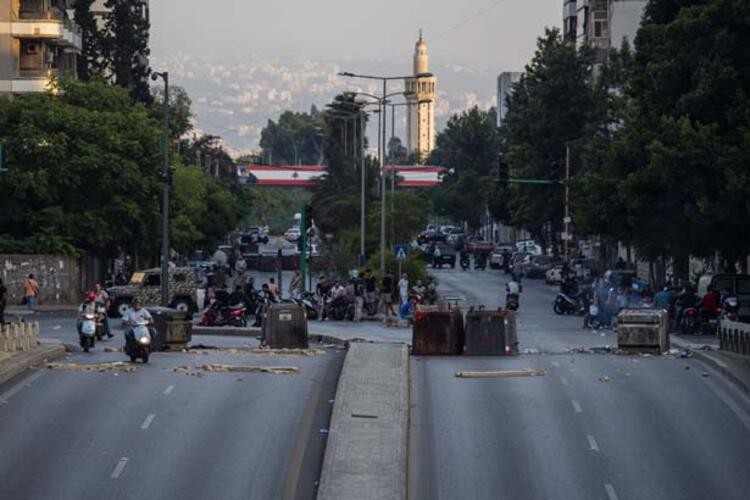 Lübnan'da ekmeğe yüzde 33 zam… Halk yolları trafiğe kapattı!