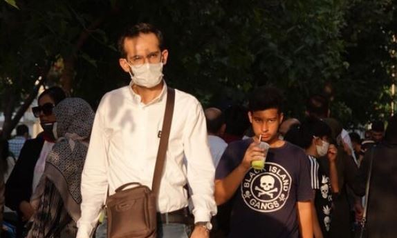 İran'ı karıştıran iddia! Çöplerden toplanan maskeler...