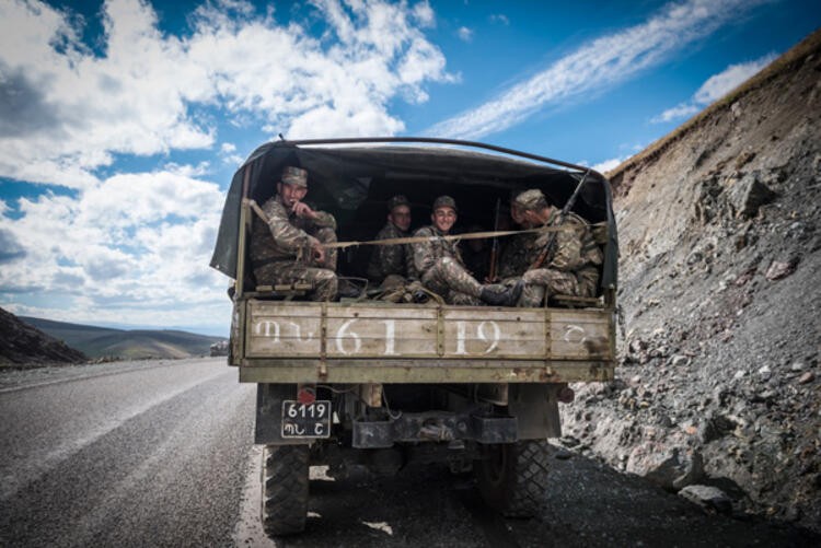 Azeri ordusu imha edilen Ermeni mevzilerinin görüntülerini dünya ile paylaştı