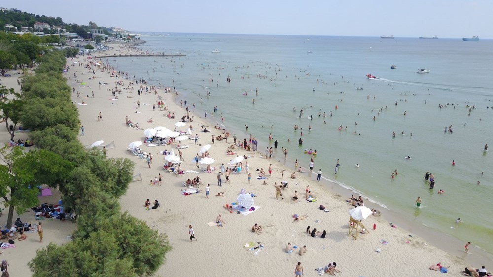 İstanbul'da sosyal mesafe unutuldu, plajlar doldu