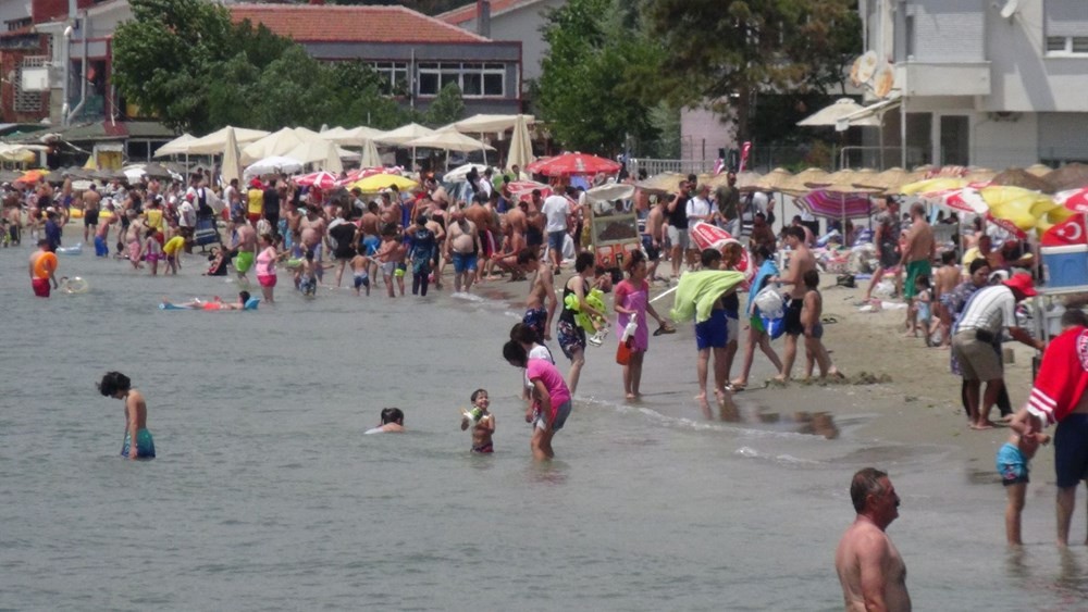 İstanbul'da sosyal mesafe unutuldu, plajlar doldu