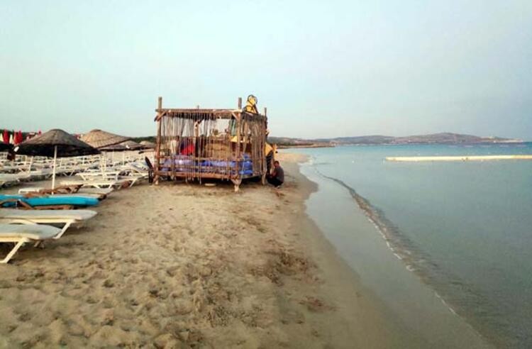Çeşme'de kumsaldaki 1500 liralık localar kaldırıldı