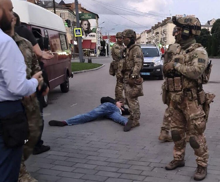 Ukrayna'da rehine takası yapıldı, saldırgan Kiev'e hareket etti