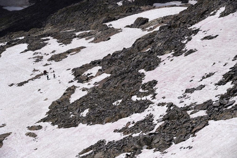 Alpler'de kar pembeleşiyor
