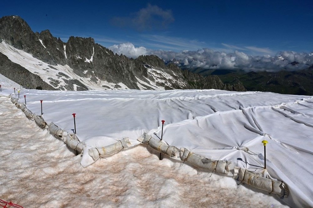 Alpler'de kar pembeleşiyor