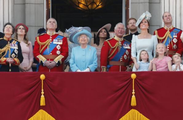 İngiliz Kraliyet Ailesi'ne ait mücevherlerin değeri açıklandı