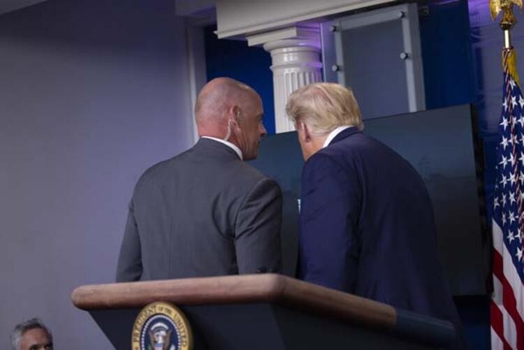 Beyaz Saray'da saldırı alarmı! Korumalar Trump'ı dışarı çıkardı