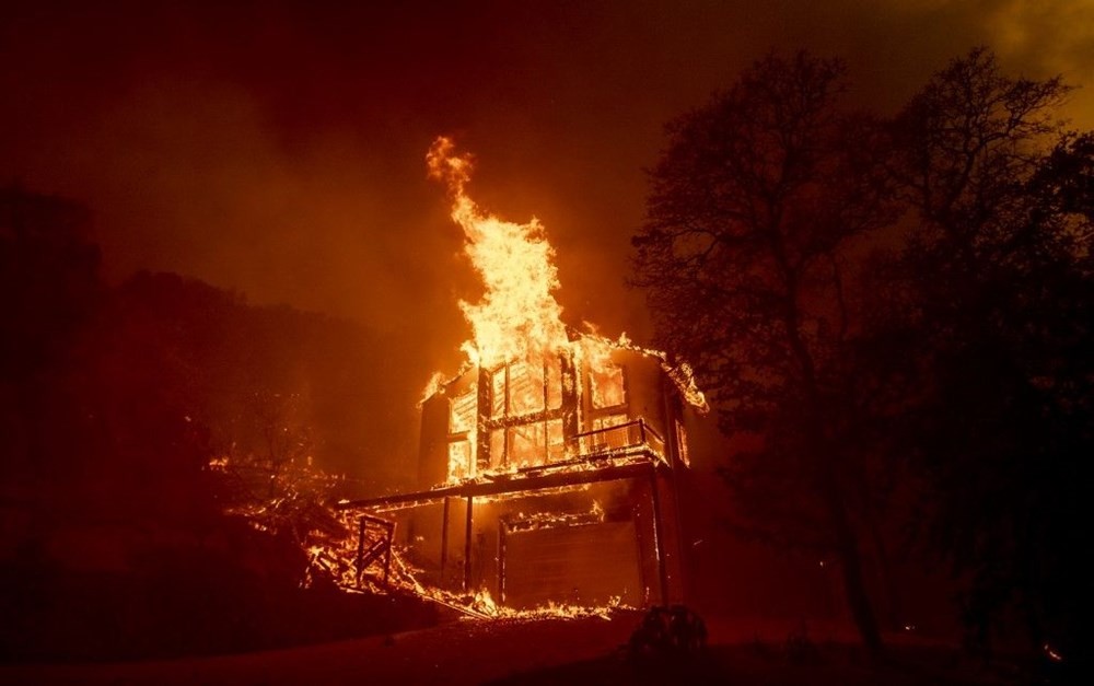 California'ya düşen yıldırımlar büyük yangınlara neden oldu