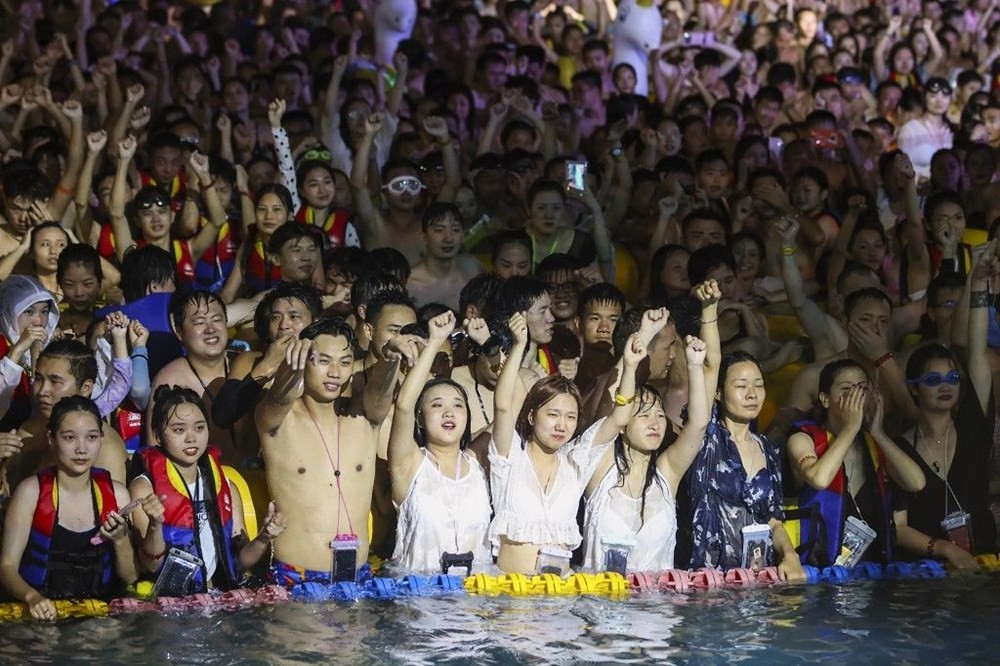Wuhan'daki havuz partisi korona virüs salgınına karşı stratejik zaferdir