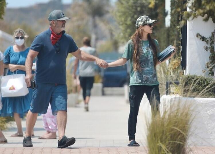 Mel Gibson 34 yaş küçük sevgilisiyle tatilde
