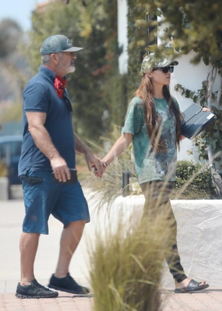 Mel Gibson 34 yaş küçük sevgilisiyle tatilde
