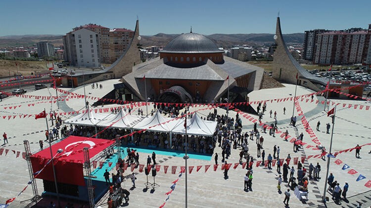 'Ay yıldız' mimarili cami ibadete açıldı