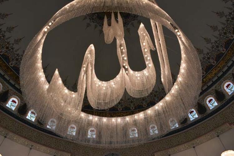 'Ay yıldız' mimarili cami ibadete açıldı
