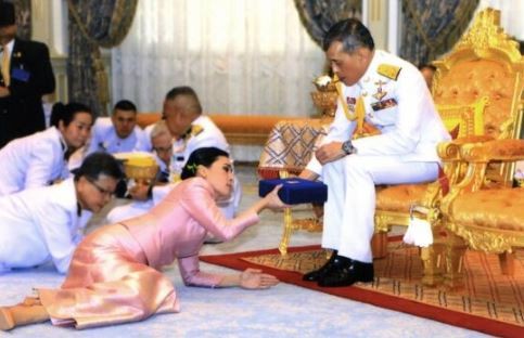 Tayland Kralı 'resmi metresi'ni affetti!