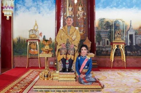 Tayland Kralı 'resmi metresi'ni affetti!