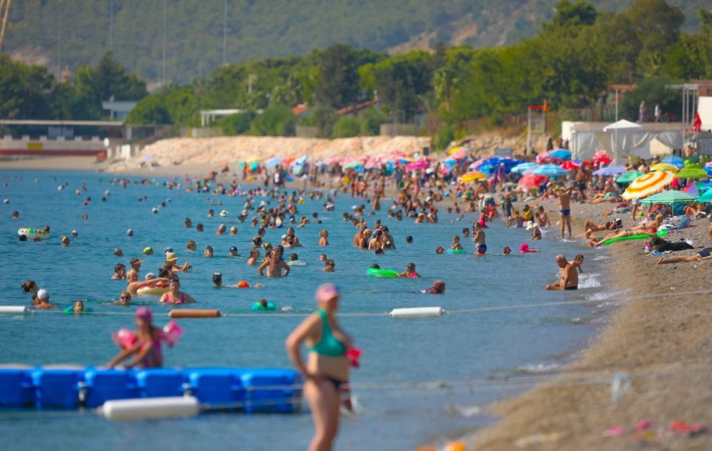 Antalya'da sıcak hava sosyal mesafeyi unutturdu