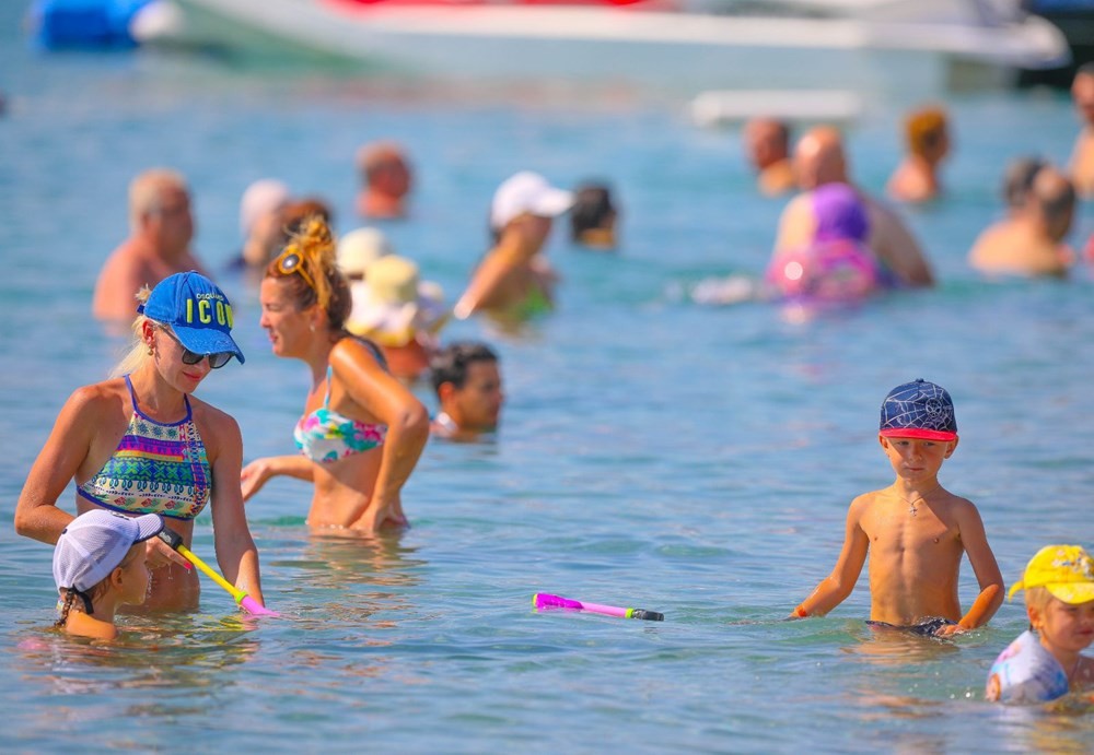 Antalya'da sıcak hava sosyal mesafeyi unutturdu