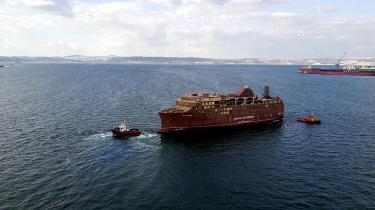 Yalova'da inşa edilen iki dev gemi 1600 lastik üzerinde denize taşındı