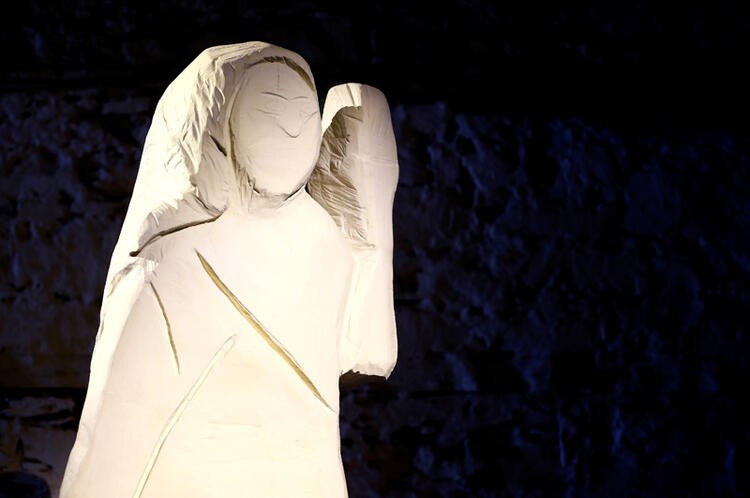 Melania Trump'ın yakılan ahşap heykelinin yerine yenisi dikildi: ‘Bizim garsonun aynısı’
