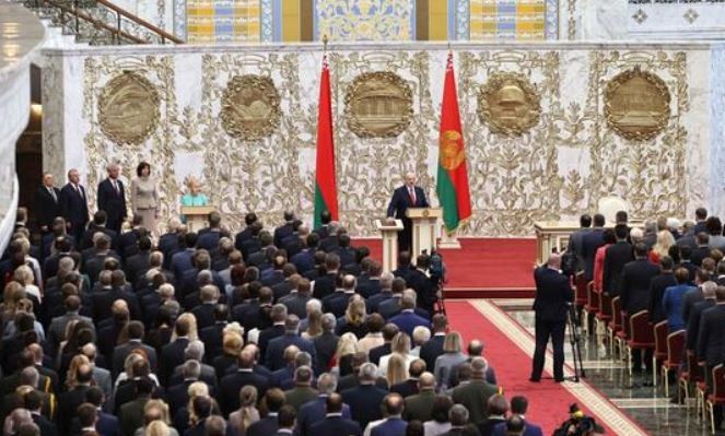 Lukaşenko yemin ederek görevine başladı