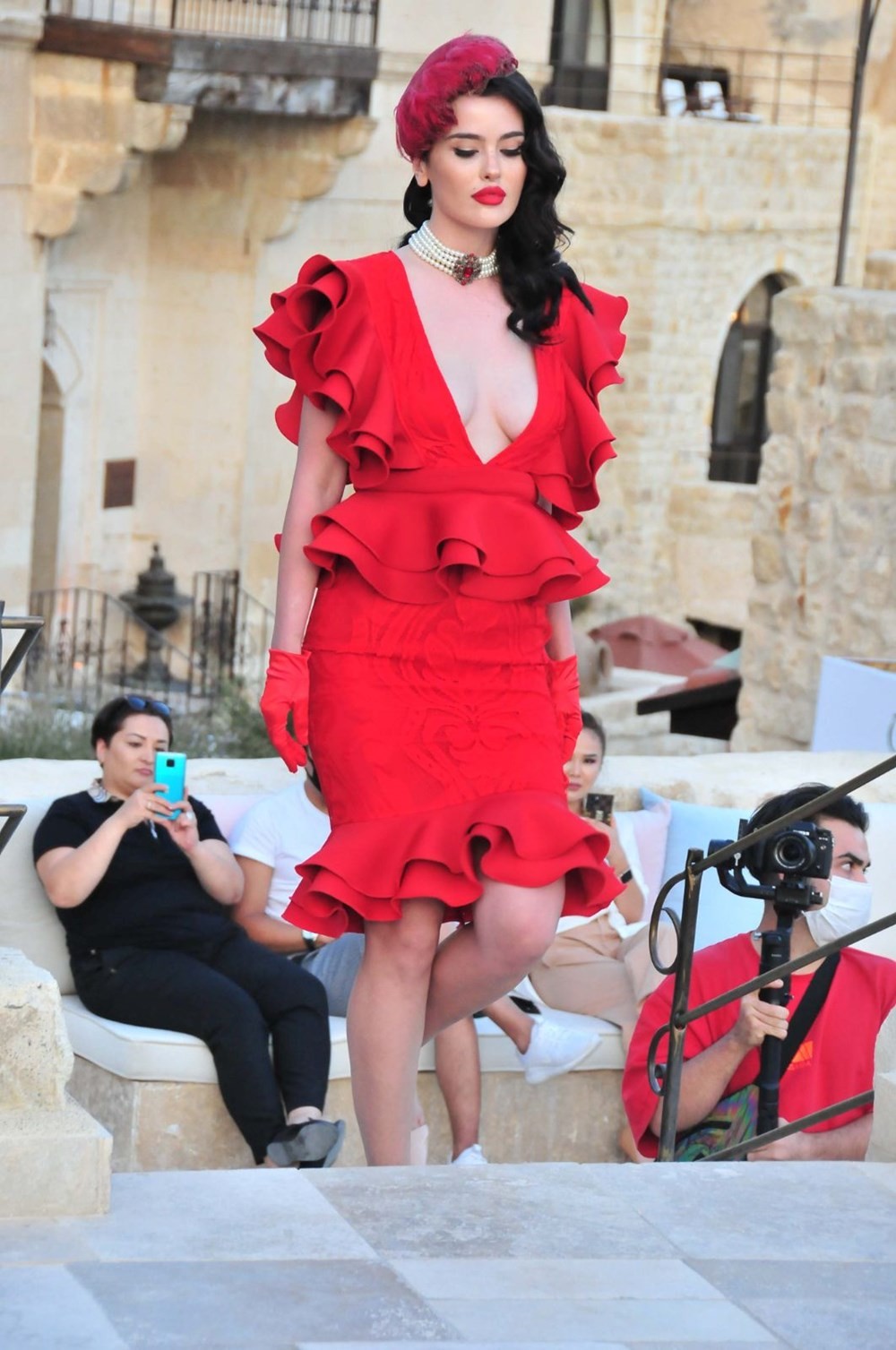 Kapadokya Fashion Week'de mankenler podyumda boy gösterdi