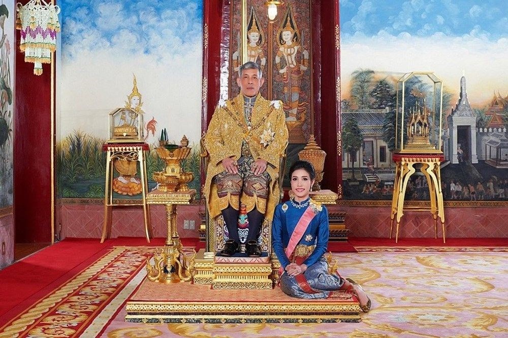 Tayland Kralı cezaevini süpürdü