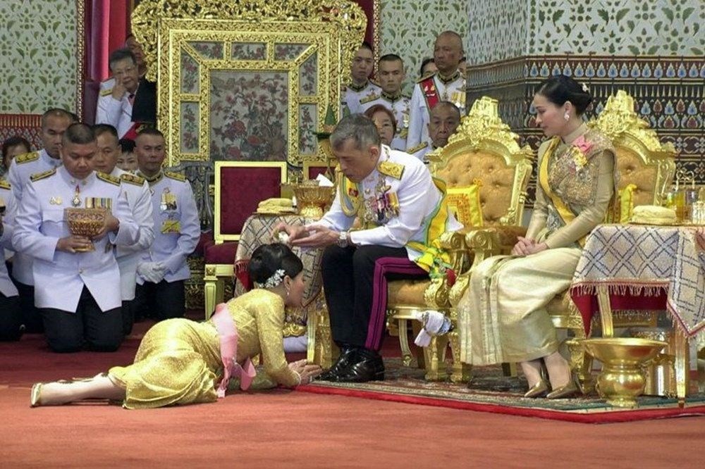 Tayland Kralı cezaevini süpürdü