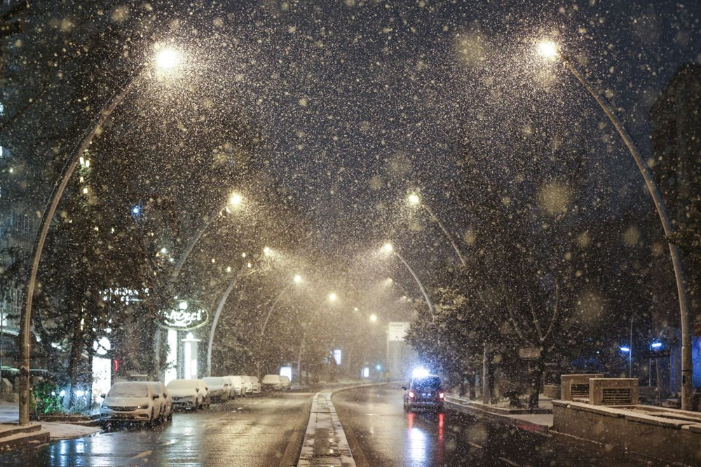 Ankara'da kar şiddetini gece artırdı