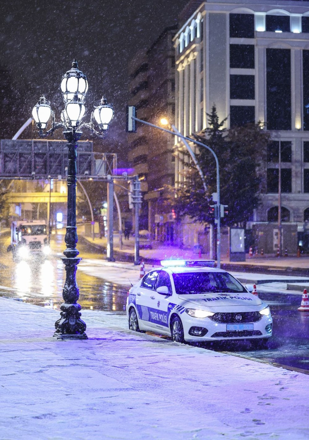 Ankara'da kar şiddetini gece artırdı