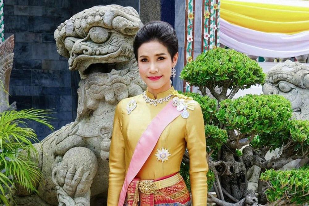 Tayland Kralı 'resmi metresine' kraliçe unvanı verdi