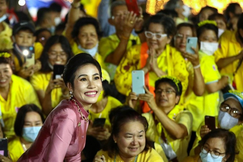 Tayland Kralı 'resmi metresine' kraliçe unvanı verdi