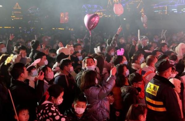 Çin'den dünyaya yanıt: Wuhan'da kutlamalar sürecek, alışın