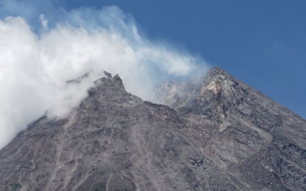 Endonezya’da yanardağ patladı: 500 kişi tahliye edildi