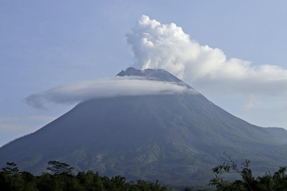Endonezya’da yanardağ patladı: 500 kişi tahliye edildi
