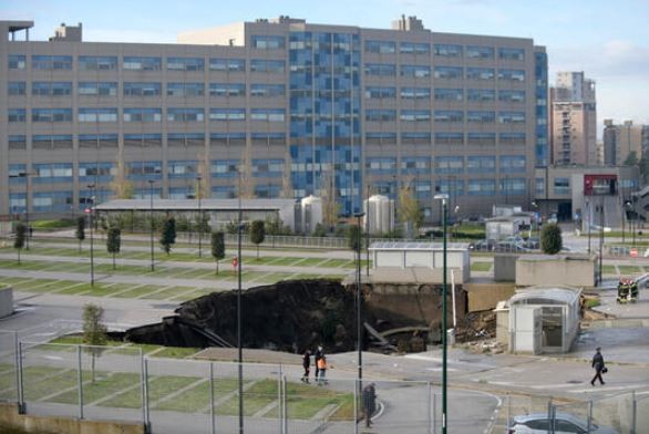 İtalya’da pandemi hastanesinin otoparkında patlama sonrası dev çukur oluştu