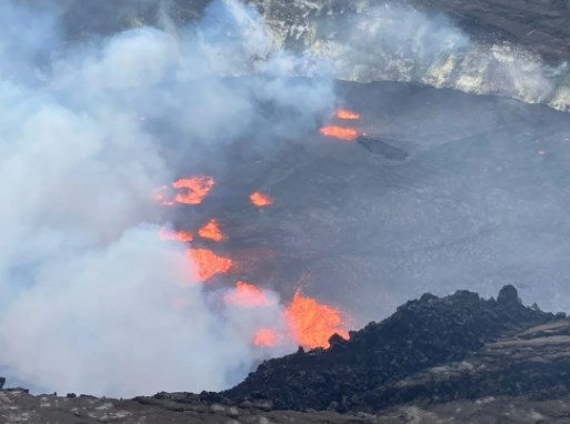 Hawaii'de Kilauea yanardağı patladı, parkta lav fıskiyesi oluştu