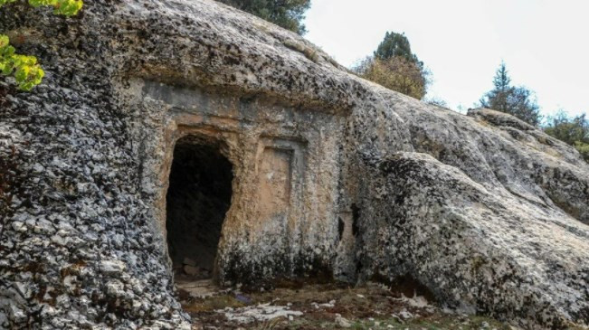 2 bin 500 yıllık mezarı define uğruna patlattılar