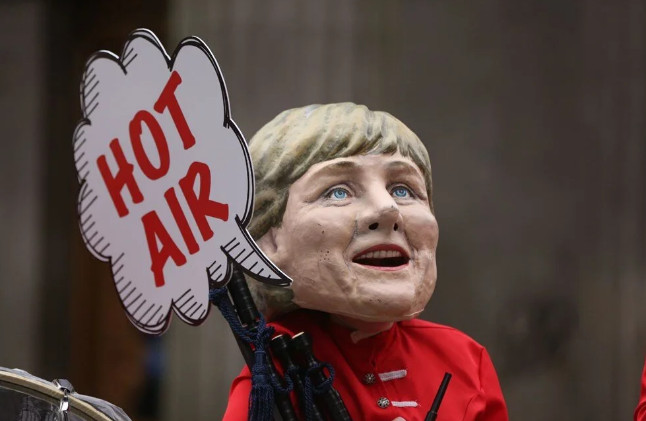 Aktivistlerden maskeli küresel ısınma protestosu