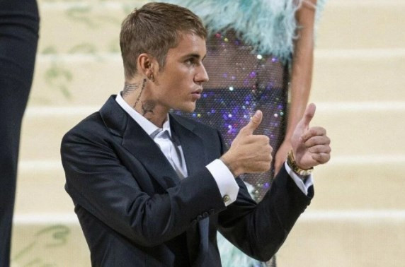Sahneye başörtüsü ile çıkan Justin Bieber İslam'la alay etmekle suçlandı 