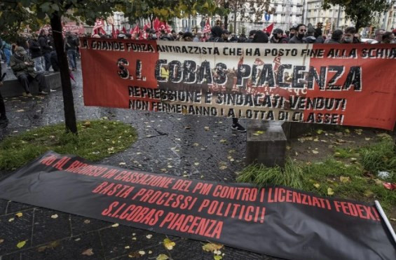 Napoli'de işsizlik ve işten çıkarmalara karşı gösteri düzenlendi