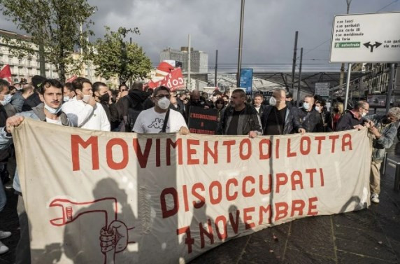 Napoli'de işsizlik ve işten çıkarmalara karşı gösteri düzenlendi