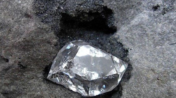 Dünyanın en büyük elmas madeninde yeni bir mineral bulundu